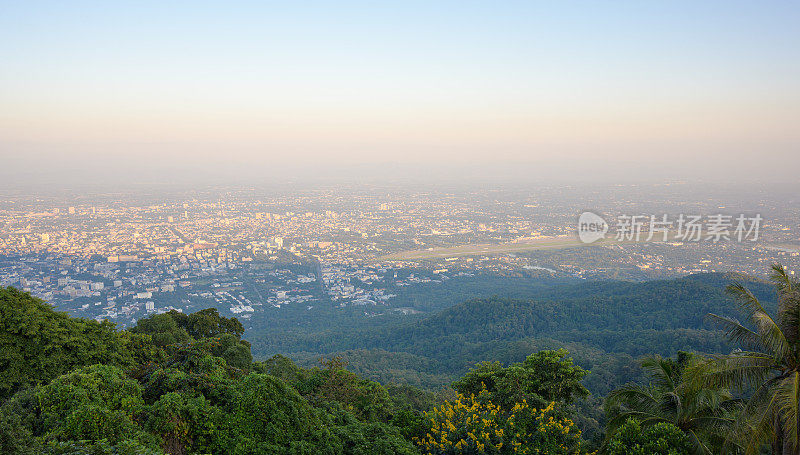 从doi sutep俯瞰日落的泰国清迈